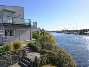Water villa with a jetty directly at the lake